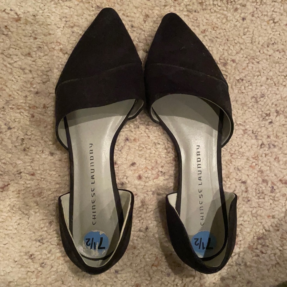 Black pointed toe flat